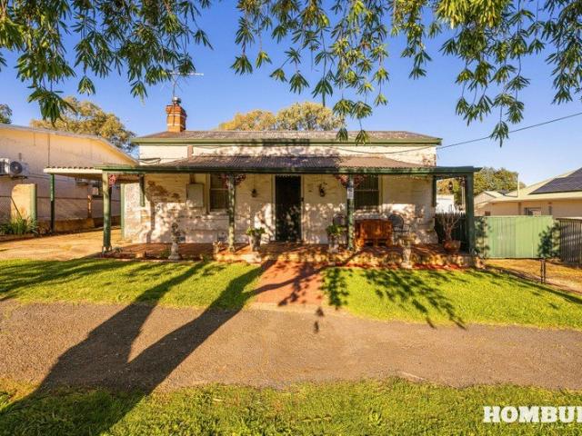 Big Backyard. Beautiful Character. Brilliant Location