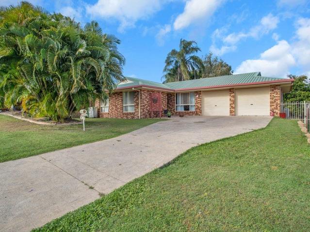 BIG BACKYARD. FAMILY SPACE. PRIME EIMEO LOCATION!