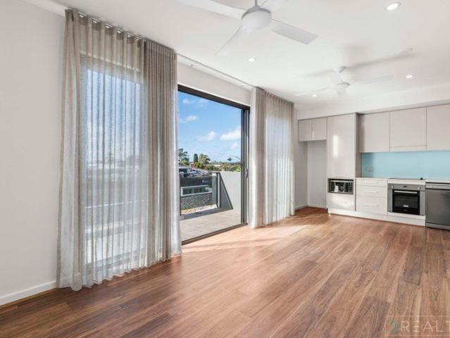 Big Balcony, Easy Living, Central Belmont