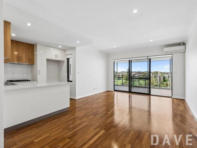 BIG BALCONY. STUNNING VIEWS. PARKSIDE POSITION