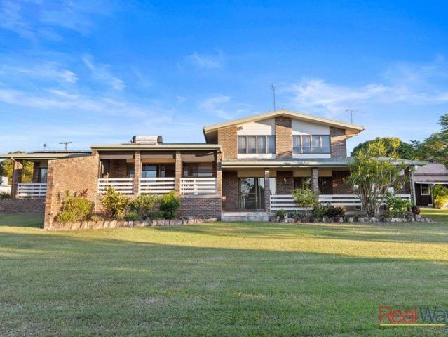 BIG BLOCK, BIG HOME, BIG POTENTIAL! ACREAGE FEEL WITHOUT THE PRICE TAG