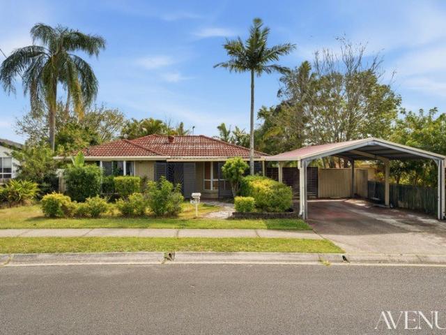 Big Block, Big Potential. Spacious 4 Bedroom Home with Two Living Areas, Huge Entertaining in a Quiet Cul de Sac Location