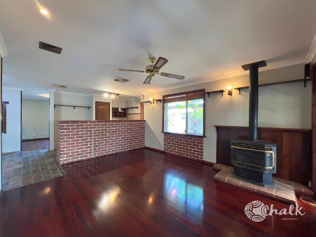 BIG BLOCK HOME WITH SIDE ACCESS & POWERED WORKSHOP!