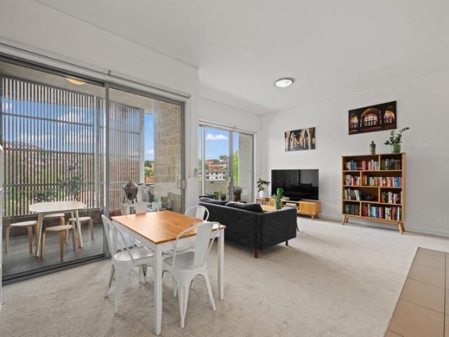 Big & Bright 1 Bedder in Central Locale Quick Walk to New METRO Train Station!