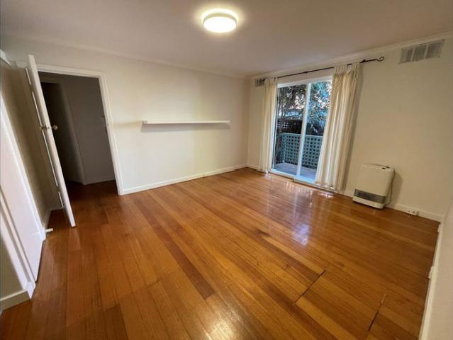 BIG GROUND FLOOR FLAT with COURTYARD
