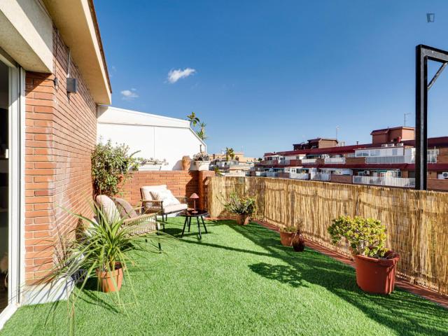 Big double bedroom with a terrace, in La Prosperitat