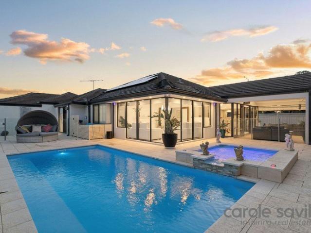 Big Family Entertainer in Tapping Pool, Heated Spa & Triple Garage!