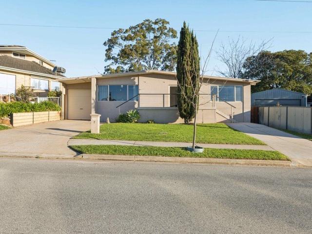 BIG Family Home, 6 Bedrooms, 2 Bathrooms, 2 Living Areas & More!