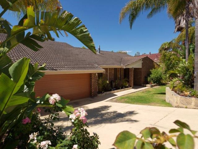 Big Family Home with Pool, Games Room & Study