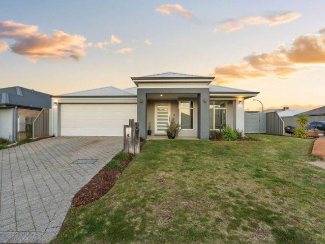 BIG FAMILY HOME WITH ROOM FOR EVERYONE!