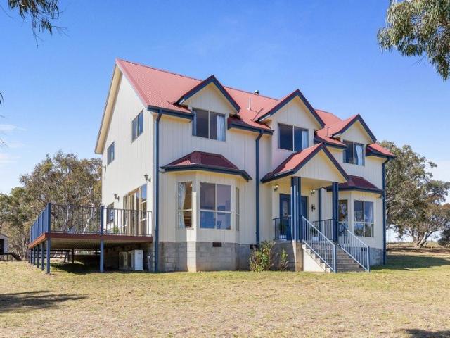 Big Family Living, Bushland Privacy & Mountain Views