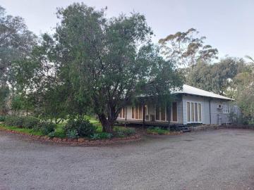 Big house, Big land, Few Sheds, Walking distance to town