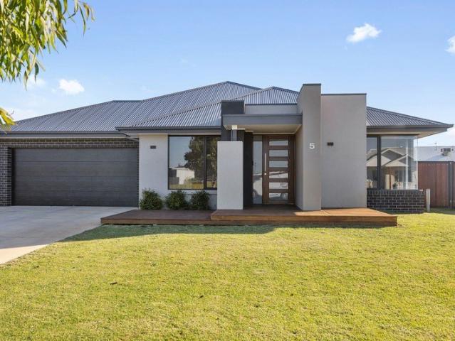 Big Home, Big Block & One Very Impressive Shed!