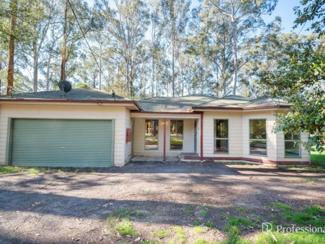BIG ON SPACE, BIG ON FAMILY LIVING. 3/4 OF AN ACRE APPROX