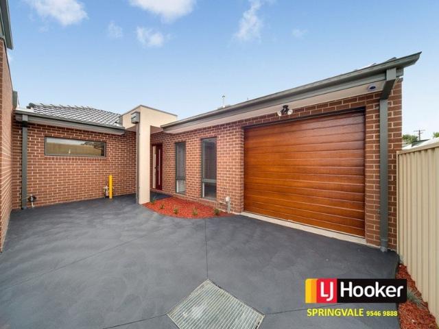 BIG MODERN UNIT IN PRIME LOCATION OF SPRINGVALE