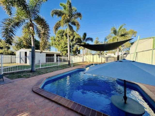 BIG SHED, SPARKLING POOL, SOLAR & NO BACK NEIGHBOURS!