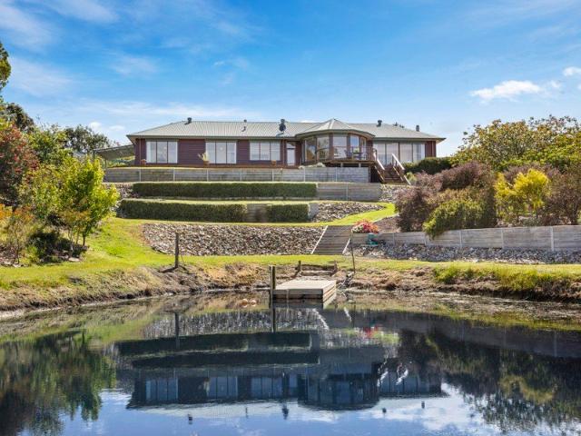 Big sky, big views a rare long term rental above Waratah Bay