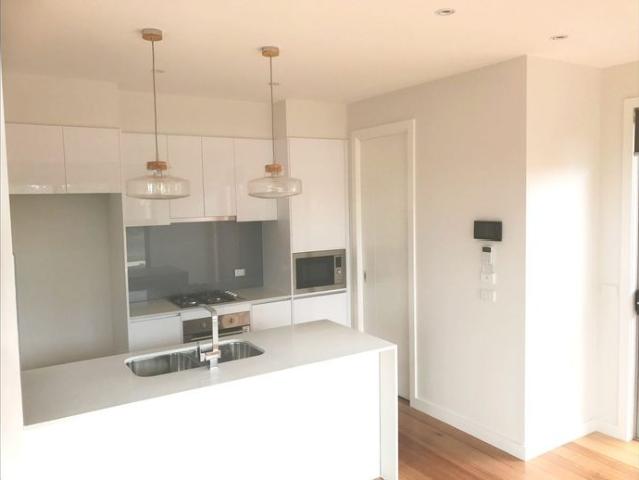 'Big Street Front Townhouse' For Lease