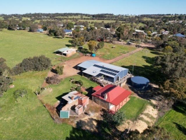 Big Property, Double Houses, Massive back yard, Town Centre