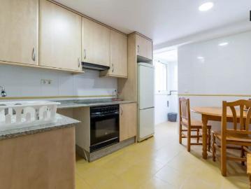 Big room with chest of drawers in 3 bedroom apartment, Jesus