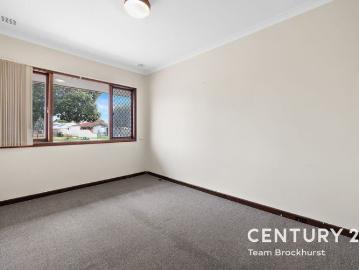BIG YARD, HANDY LOCATION, COSY HOME