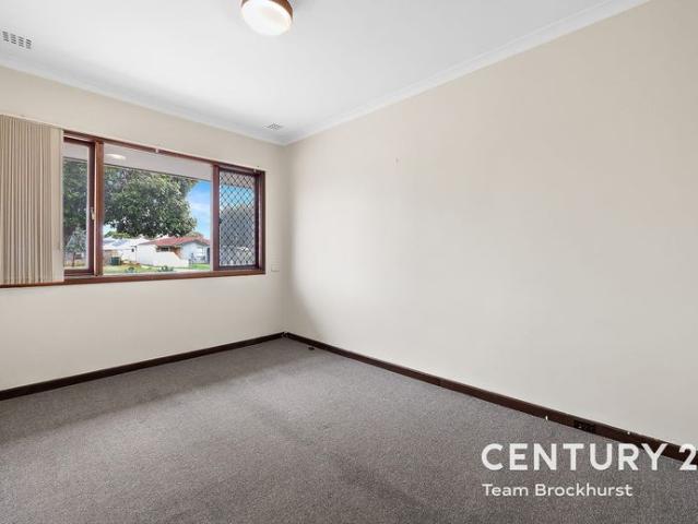 BIG YARD, HANDY LOCATION, COSY HOME