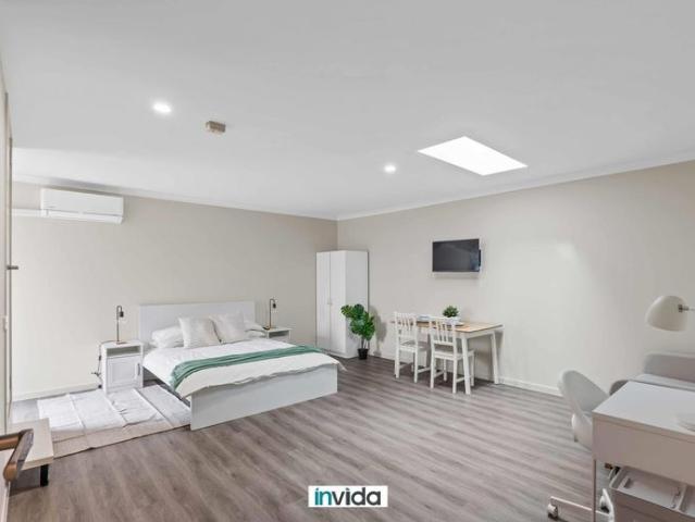 BIGGER THAN USUAL, LOCKABLE & FURNISHED ROOM WITH ENSUITE IN SHARED HOUSE! INTERNET AND BILLS IN INC.!