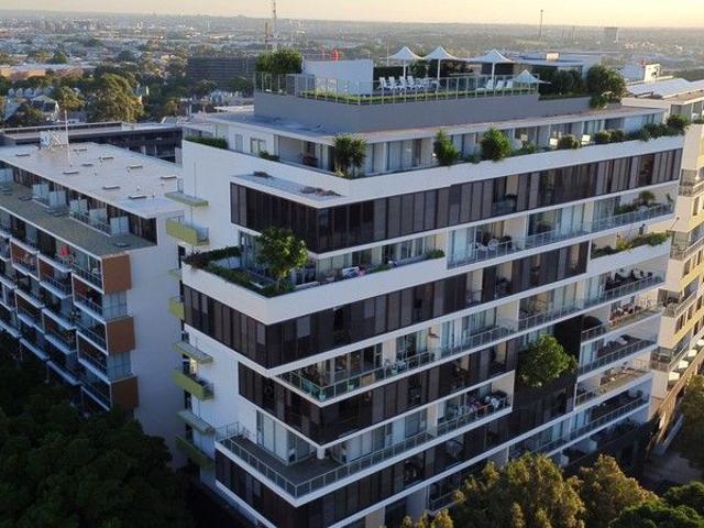 Bigger than many two bedroom units. Massive 1 bedroom, 2 bathroom, split level
