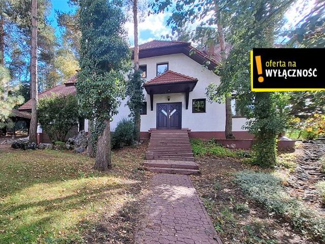 Komfortowy dom 242 m² z oczkiem wodnym i garażem