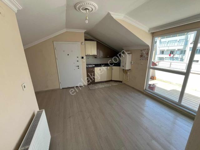 Bildin Gayrimenkulden Avlunun Yanında 2+1 Kiralık Çatı Katı