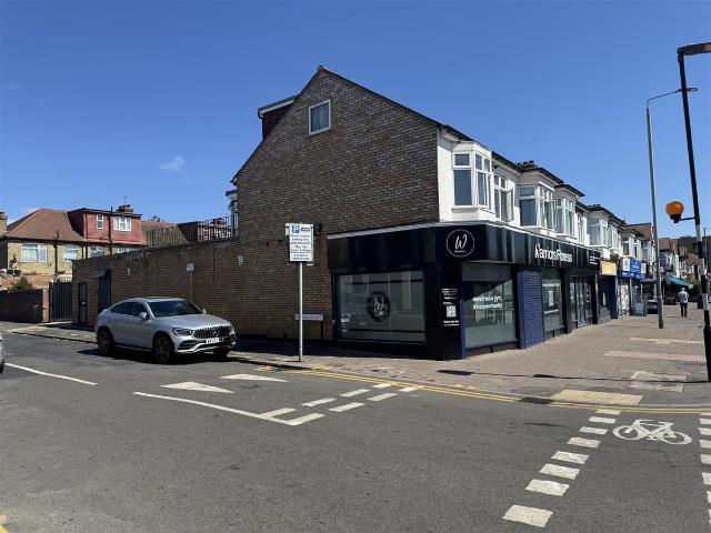 Billet Road, Walthamstow E17, 3 bed flat to rent, £2,000 pcm | PrimeLocation