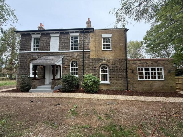 Billet Road, Romford, RM6 3 bed detached house to rent £2,750 pcm £635 pw