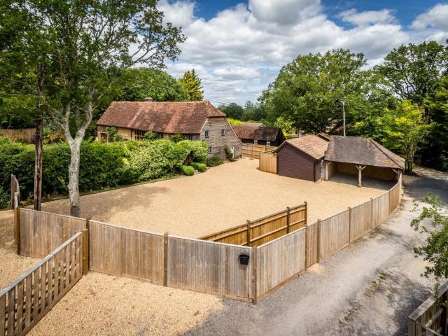 Billingshurst RH14 4 bed barn to rent £6,500 pcm £1,500 pw