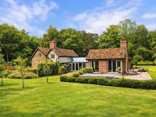Billingshurst RH14, 4 bed detached house to rent, £5,000 pcm | PrimeLocation