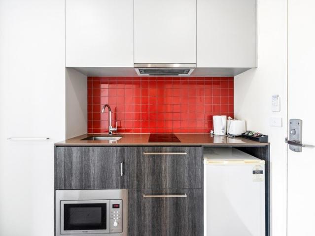 BILLS INCLUDED FULLY FURNISHED SERVICED APARTMENT WITH WEEKLY CLEANING PRIME BOX HILL LOCATION