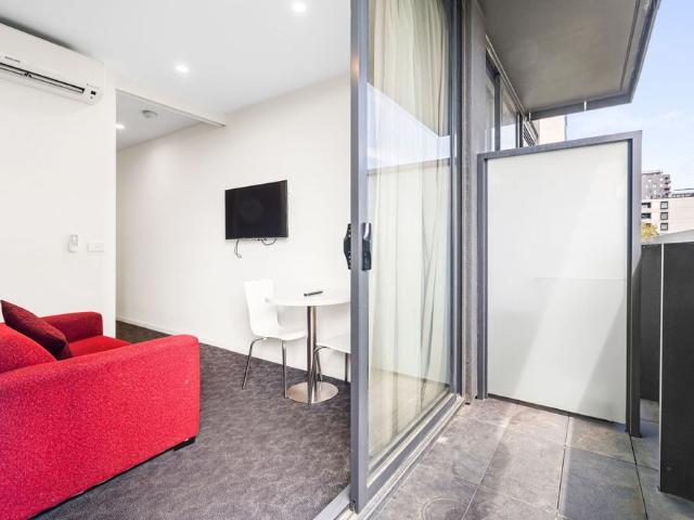 BILLS INCLUDED – FULLY FURNISHED SERVICED APARTMENT WITH WEEKLY CLEANING – PRIME BOX HILL LOCATION