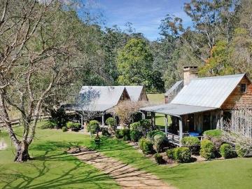 'Billy Bourne Farm' An Exquisite Australiana Homestead