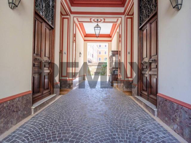 Bilocale via Crescenzio 43, Borgo, Roma