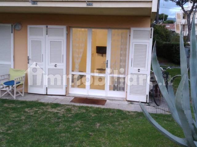 Bilocale via Gioacchino Rossini 7, Marina di Massa Centro, Massa