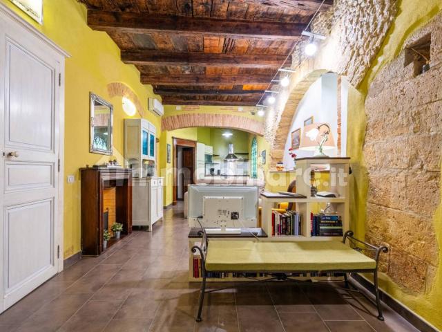 Bilocale via dei Genovesi 53, Castello, Cagliari