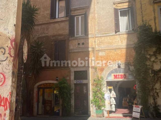 Bilocale via del Moro, Trastevere, Roma