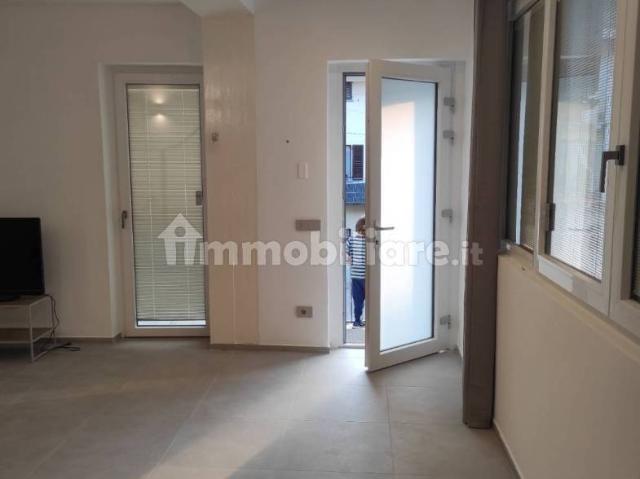 Bilocale via Santo Stefano 5, Centro, Tradate