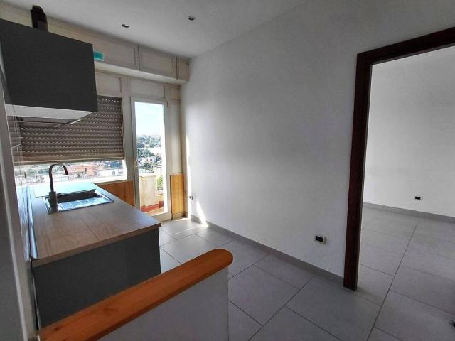 Bilocale viale Colli Aminei 100, Colli Aminei Capodimonte, Napoli
