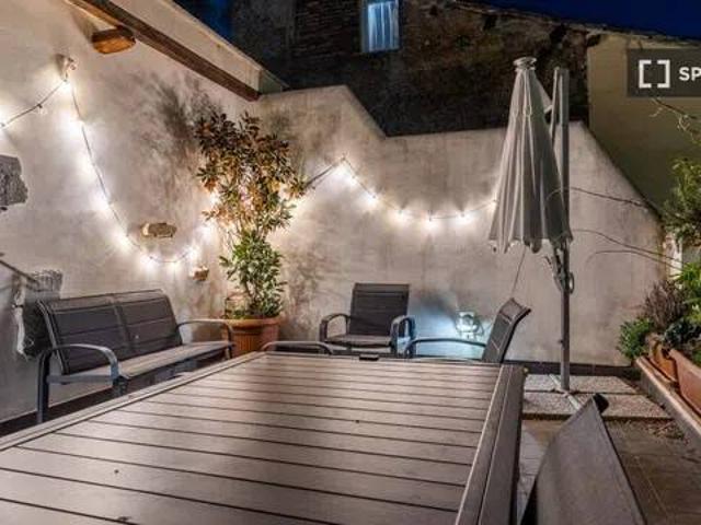 Bilocale vicolo Del Bologna, Trastevere, Roma