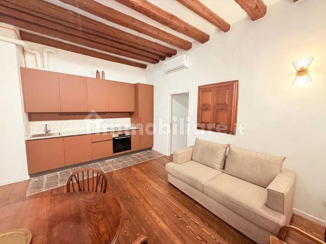 Bilocale Alzaia Naviglio Grande 46, Navigli Darsena, Milano