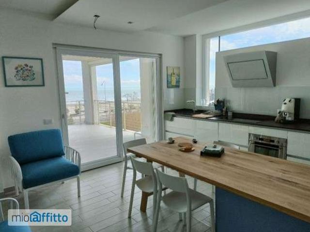 Bilocale arredato con terrazzo Centro