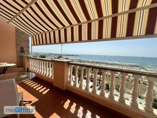 Bilocale arredato con terrazzo Centro