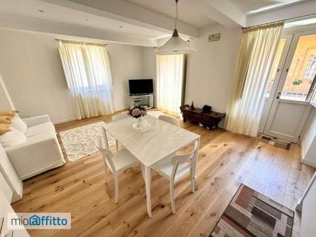 Bilocale arredato con terrazzo Centro