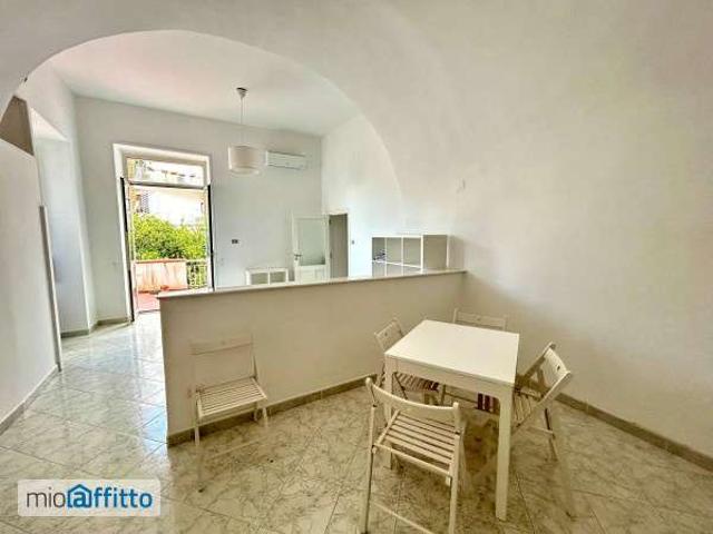 Bilocale arredato con terrazzo Chiaia