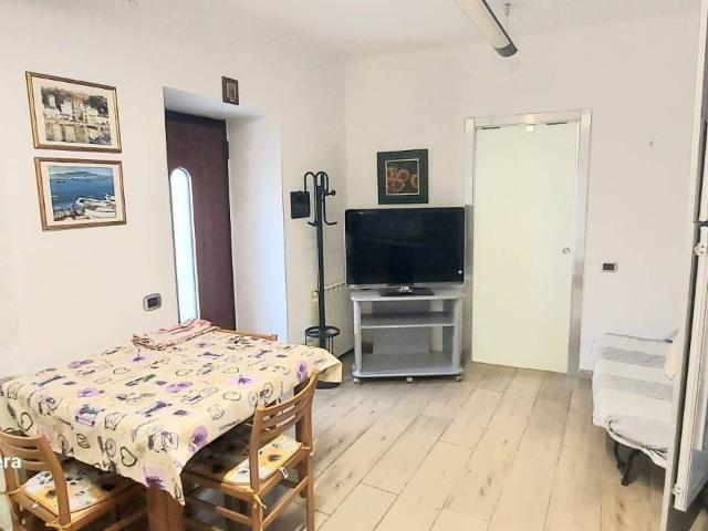 Bilocale buono stato, piano terra, Saronno